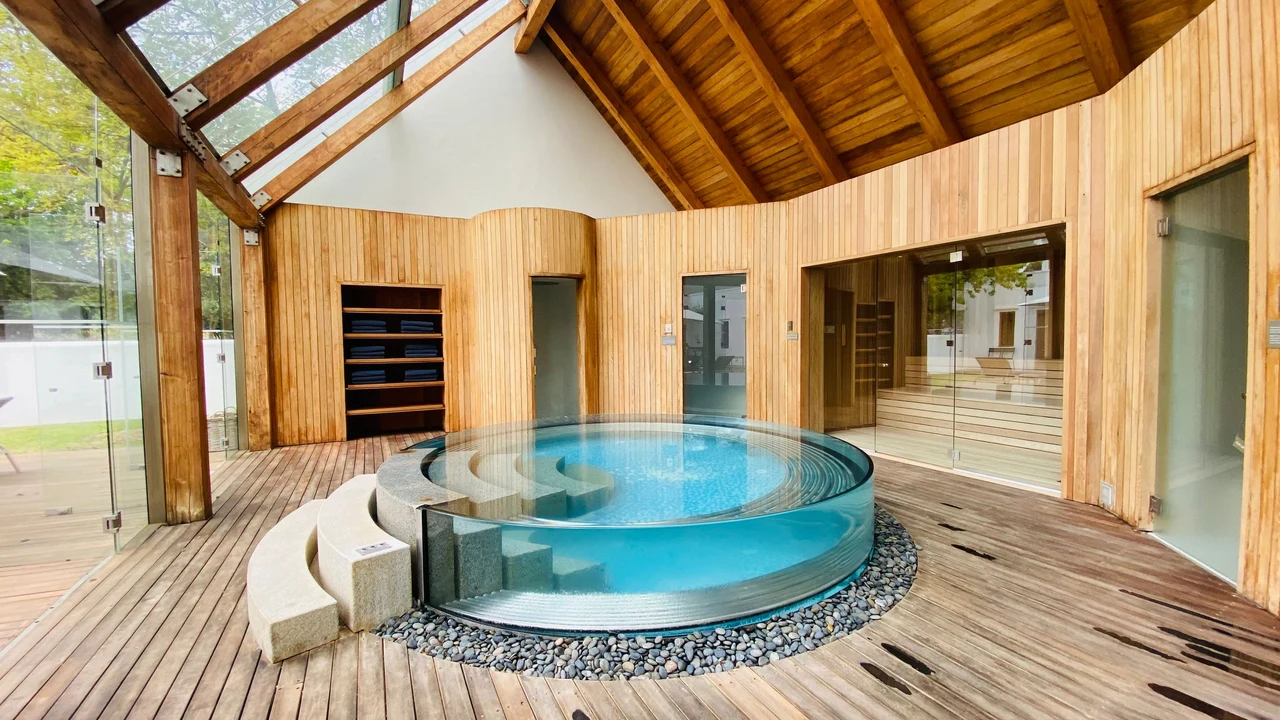 Helles Spa mit Pool und warmen Holzflächen
